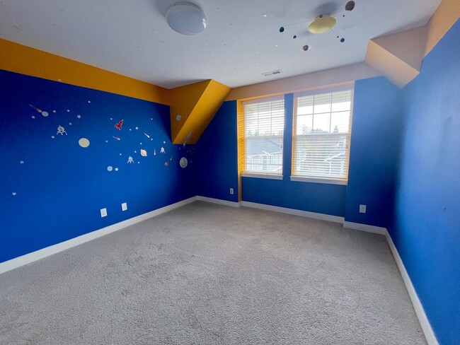 Building Photo - Spacious 4-Bedroom/3.5-Bathroom Townhome i...