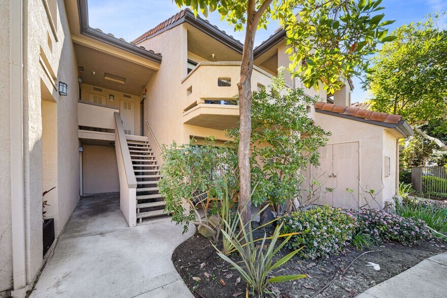 Building Photo - 1046 Calle Del Cerro