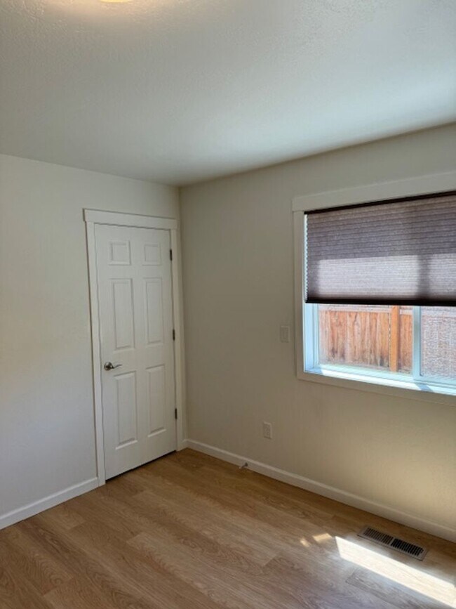 Building Photo - NEW TO MARKET/ 3 BEDROOM HOUSE ON QUIET DEAD END STREET