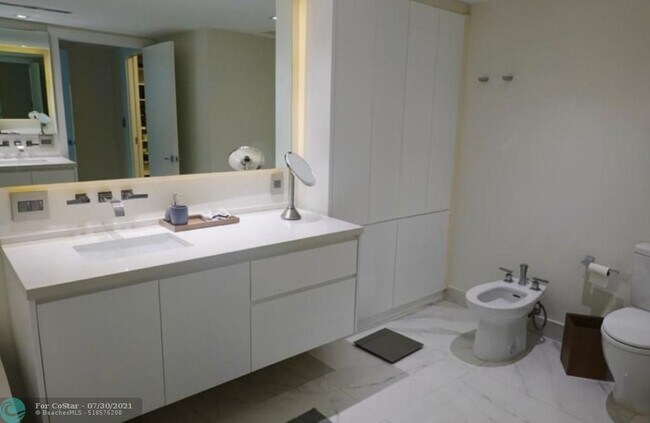 Building Photo - 9559 Collins Ave