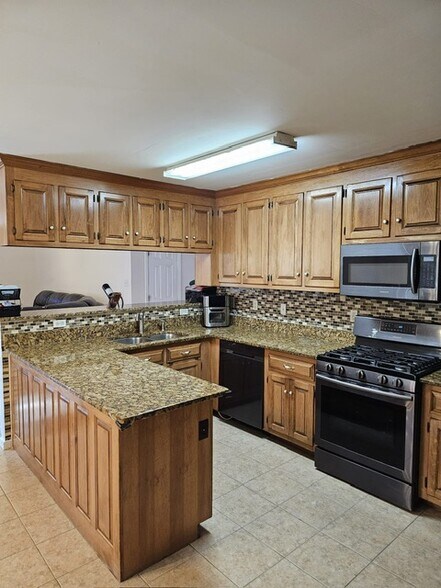 Building Photo - 1300 Lomond Dr