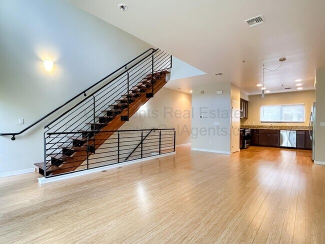 Primary Photo - 203 Palisade Dr