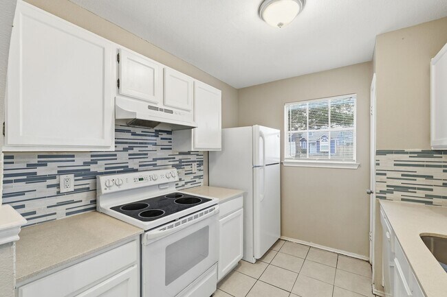 Building Photo - Northwest Crossing Retreat with Greenbelt Views