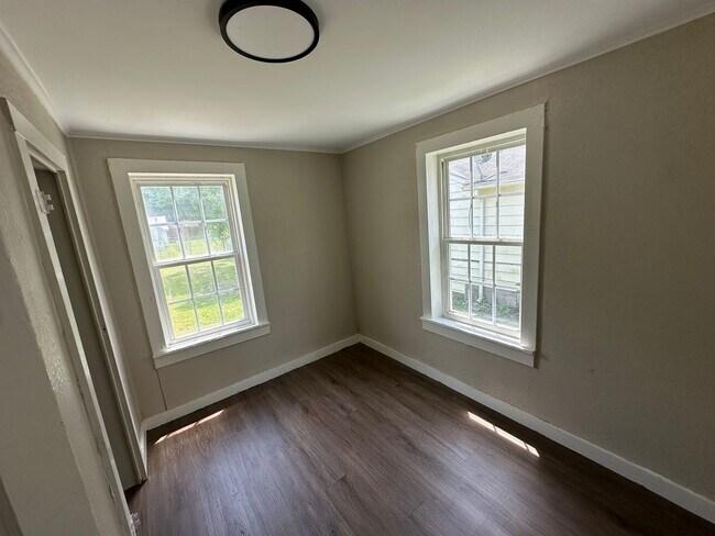 Building Photo - 2 Bedroom 1 Bath Home for Rent
