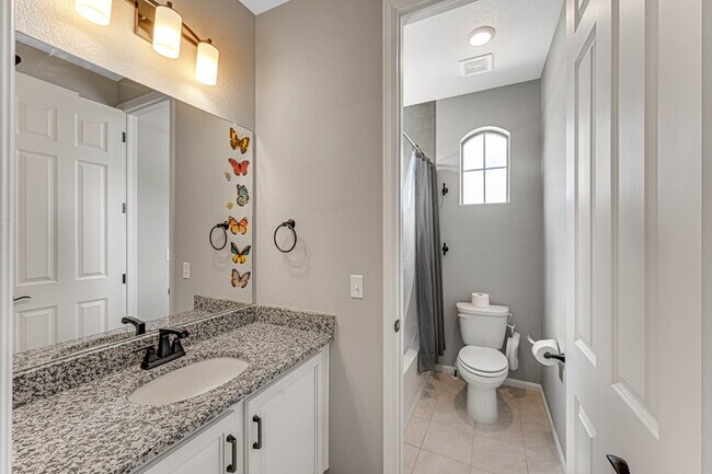 Building Photo - $4,795.00, 5 bed, 3.5 bath located in Denver.