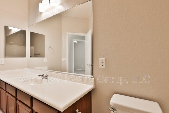 Building Photo - 15068 W Glenrosa Ave