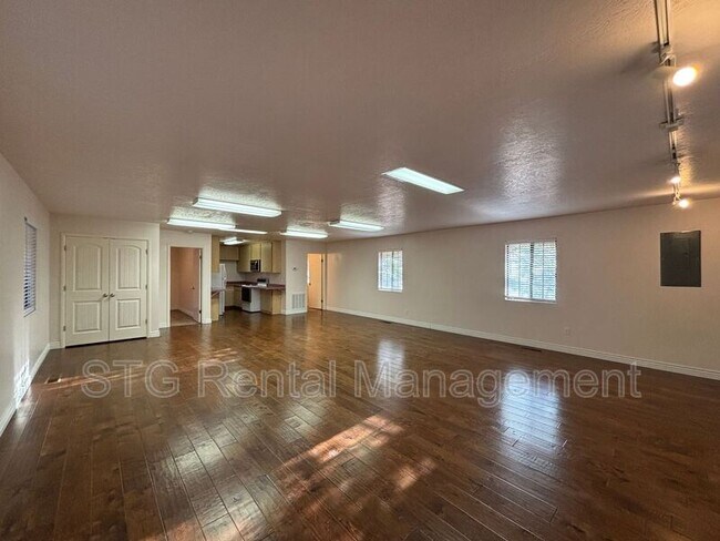Building Photo - 75 E 800 S