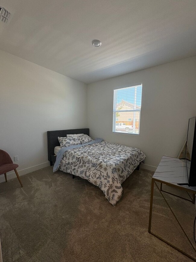 Building Photo - Gorgeous 4 Bedroom Home in Quiet Hollister...
