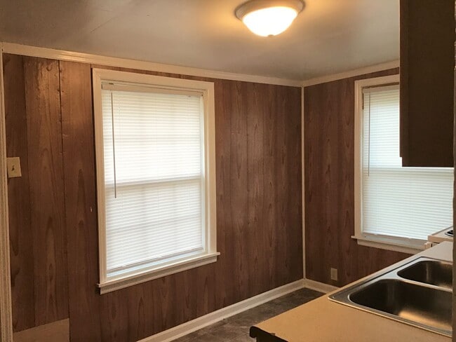 Building Photo - Recently Upgraded 3 Bedroom in Downtown Ro...