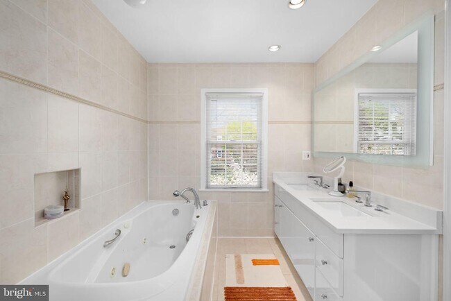 Building Photo - 1136 Pine Hill Rd