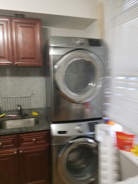 Washer/Dryer - 1265 W Columbia Ave