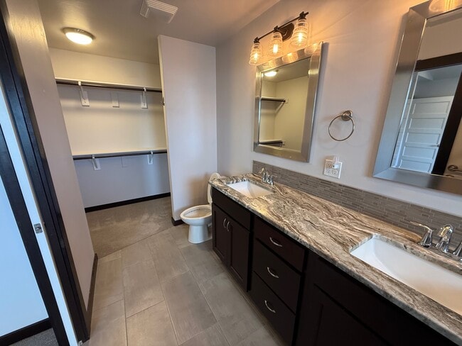 Building Photo - 5475 Vermeer Ln