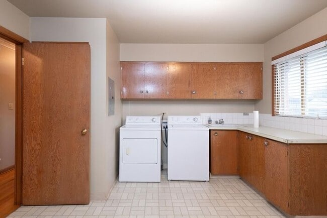 Building Photo - 3 Bedroom Single Level