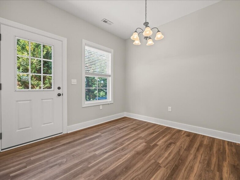 Building Photo - 427 Grady Way