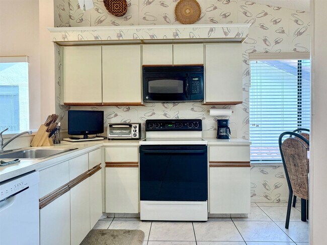 Building Photo - 10851 Palm Lake Ave