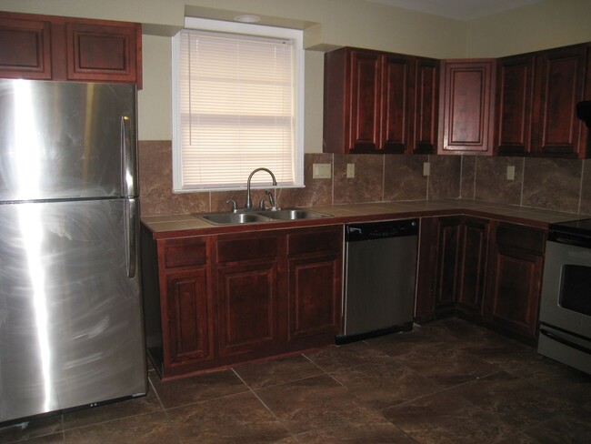 Building Photo - Townhome in Lake View