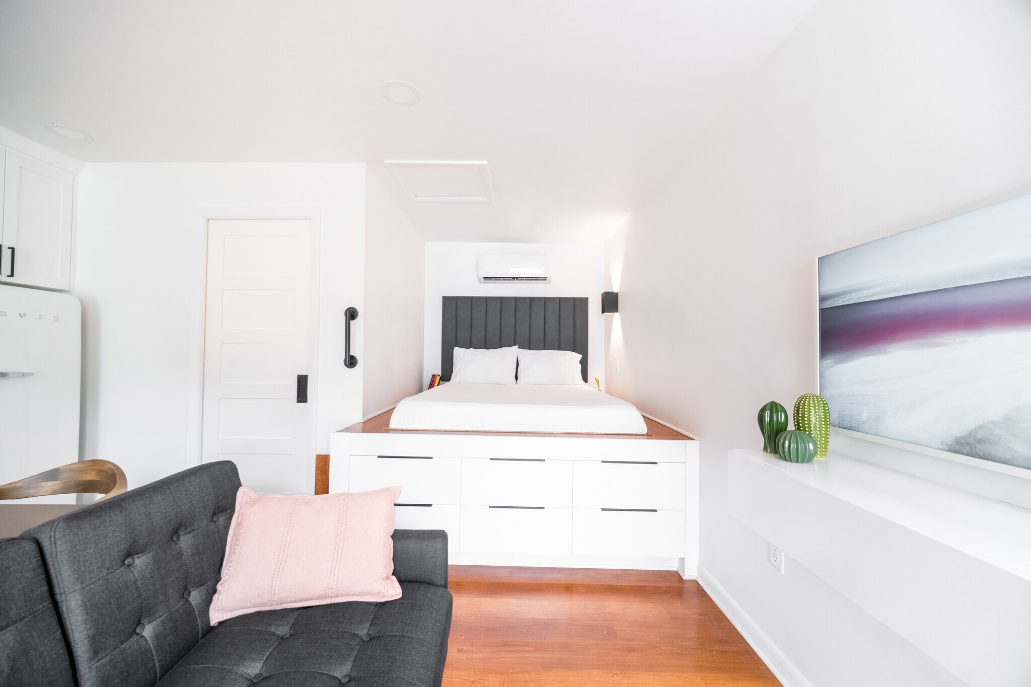 Queen Bed - 420 College Blvd