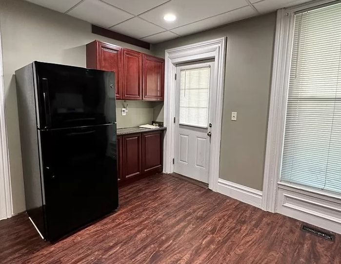 Building Photo - 313 William St