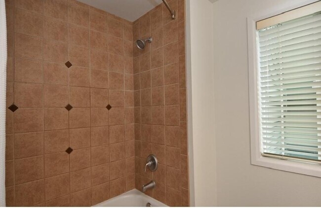 Building Photo - Bright & Stylish 2BD Condo in Prime Ballar...