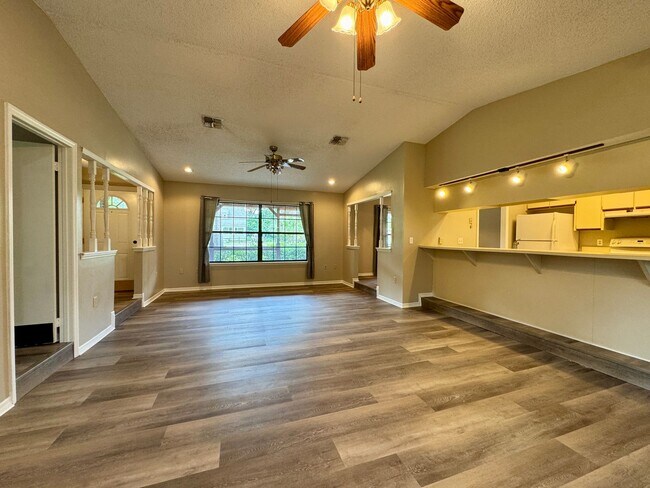 Building Photo - Fantastic 3/2 Sorrento Home with HOA!