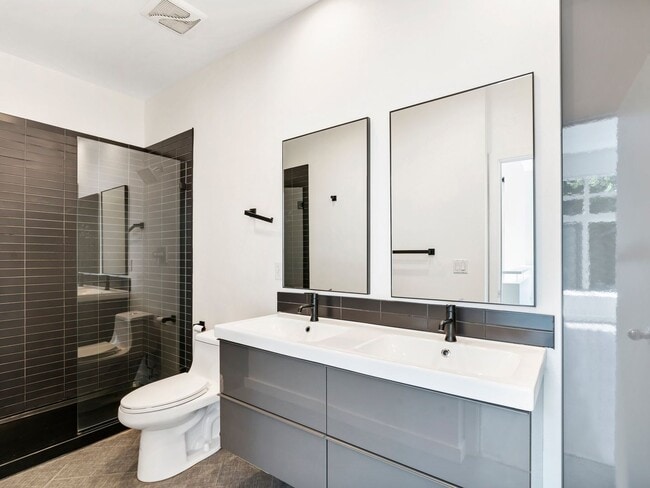 Building Photo - Fully renovated 2 level/2 bed/2 bath pearl...