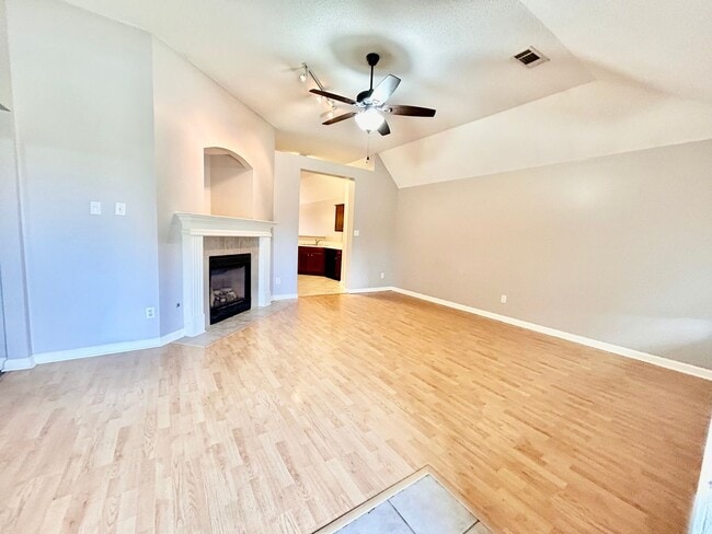 Building Photo - Beautiful 3 Bedroom, 2 Bath Home – Freshly Updated & Move-In Ready!