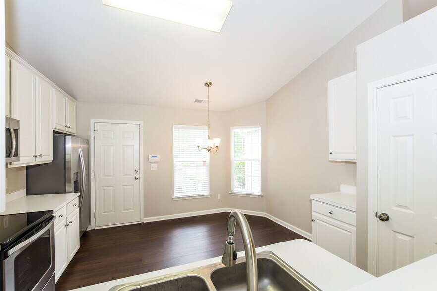 Building Photo - 9109 Munsing Dr