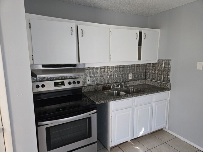 Building Photo - Cute and Convenient!