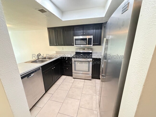 Building Photo - 122 S Hardy Dr