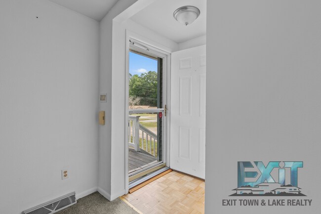 Building Photo - 2 Bedroom, 2 Bath Home located in Tanglewood Shores