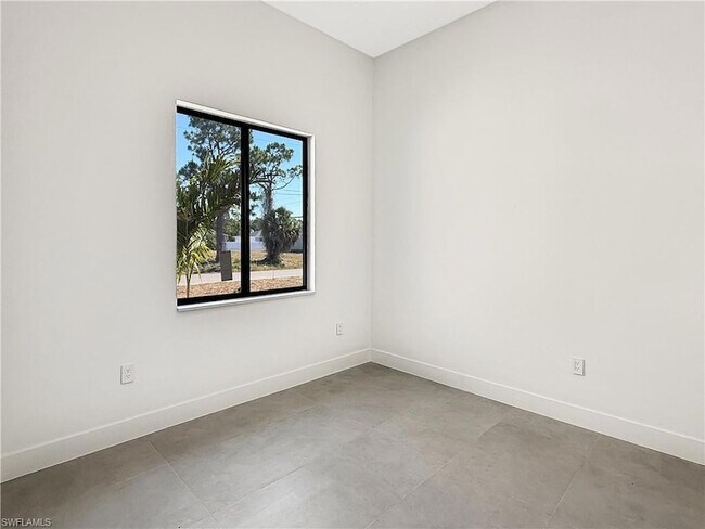 Building Photo - 2206 NE 35th Ln