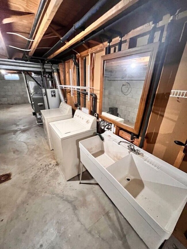 Building Photo - 4273 W Lake Rd