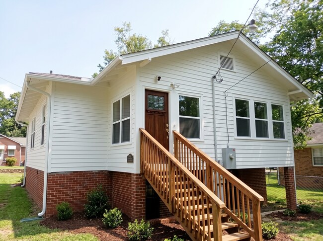 Building Photo - 1313 4th Terrace W