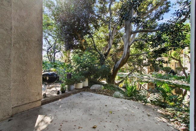 Building Photo - Remodeled Irvine Lakes Townhouse