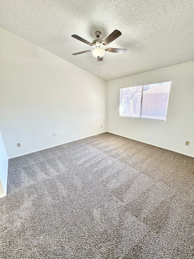 Building Photo - 2 Bedroom/2 Bath Home! Has Backyard, One Car Garage, NO HOA!