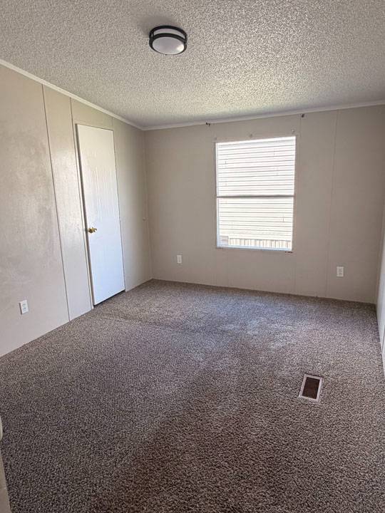 Building Photo - 2112 Colonial Dr
