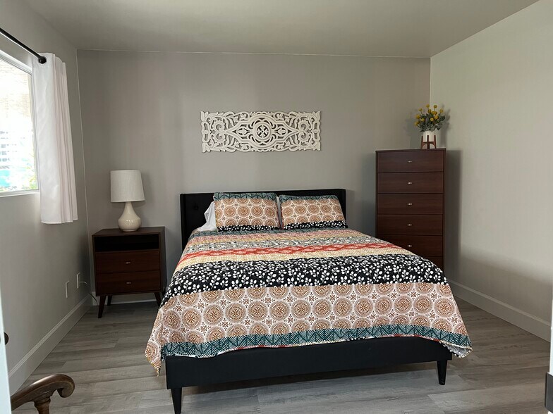 Building Photo - 1143 E Sandpiper Dr