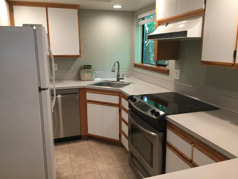 Building Photo - 7230 SW Terwilliger Blvd