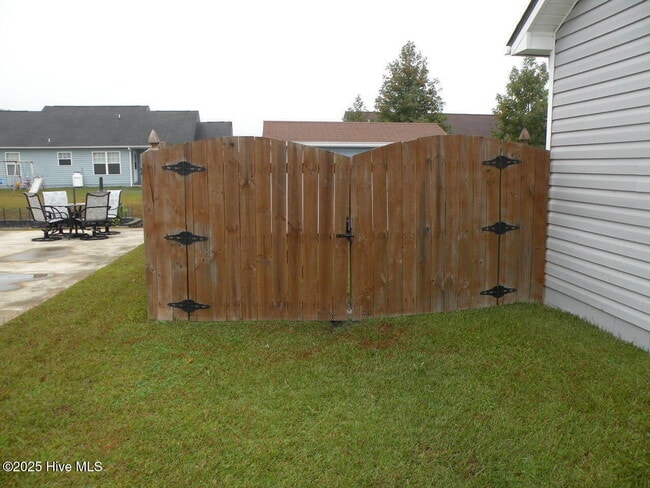 Building Photo - 1005 Locust Ct