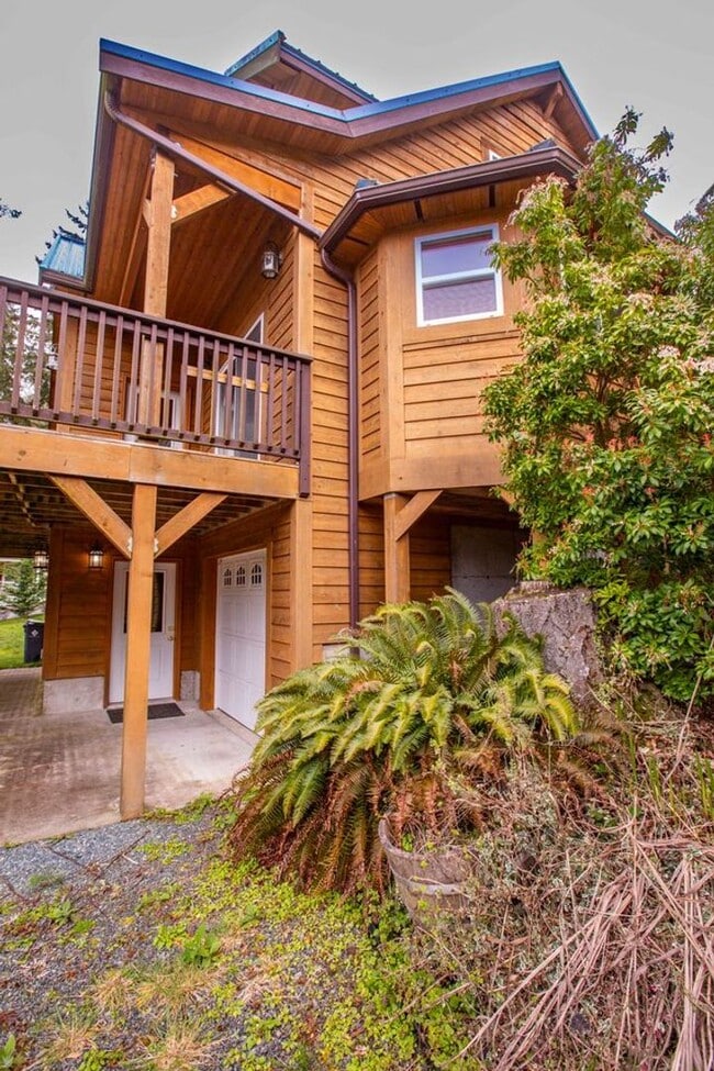 Building Photo - Lovely Storybook Home with a Lake View!