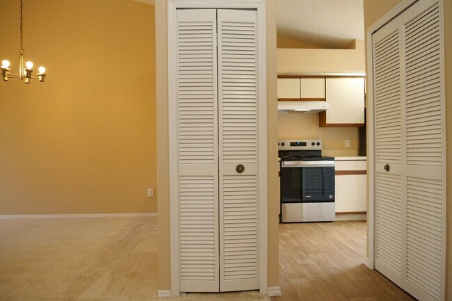 Building Photo - 1 story 3/2 in Meadow Woods with full sized washer and dryer included