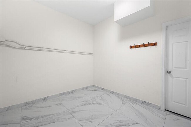 Building Photo - 7923 N Southwood Cir