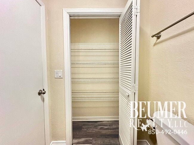 Building Photo - Townhome located minutes from beaches and NAS