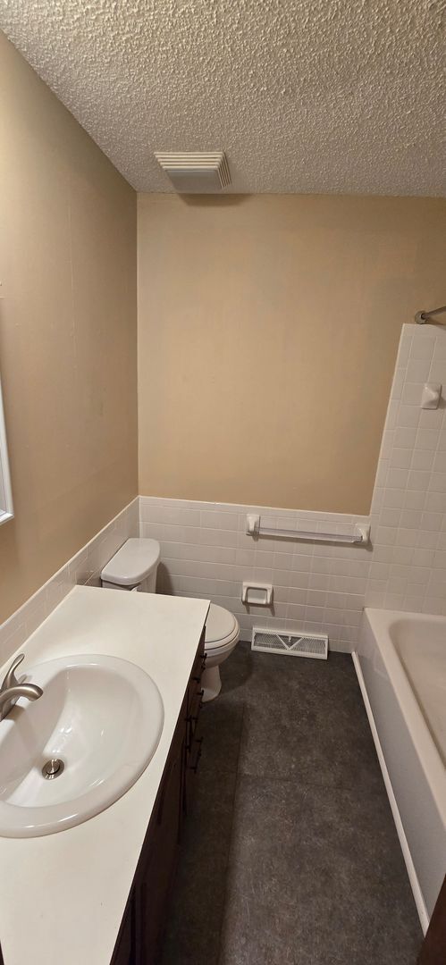 Building Photo - 3 Bedroom 2 Bathroom home near Cowden Elementary for $1395!