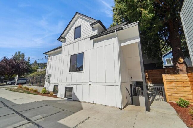 Building Photo - 2 bedroom in Seattle WA 98117