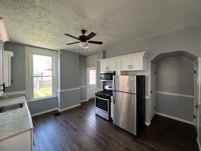 Building Photo - 1535 St Clair St