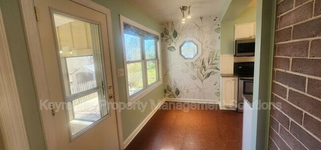 Building Photo - 127 College Cir