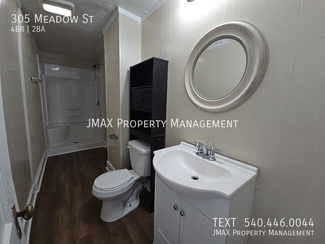 Building Photo - 305 Meadow St