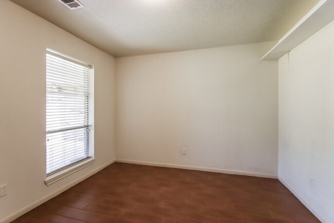 Building Photo - 206 Staples Dr
