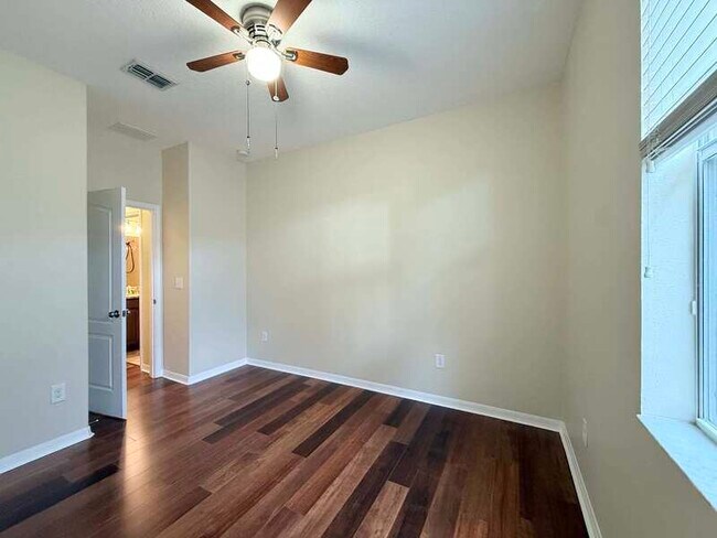 Building Photo - 930 Meadow Glade Dr